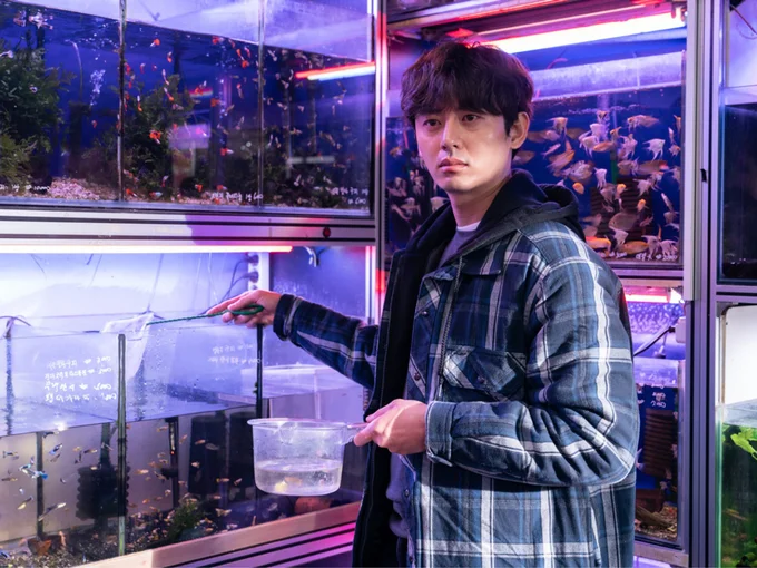 学生時代から誰からも名前すら覚えてもらえなかった孤独な男・ジフン
