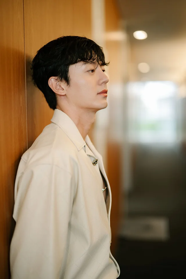 『王女ピョンガン』で話題の韓国俳優イ・ジフン密着撮り下ろし！最新主演作はまさかのベッドの下に潜む異常なストーカー⁉