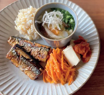 夜は「さんま塩焼きプレート」