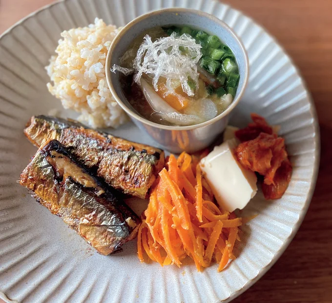 夜は「さんま塩焼きプレート」