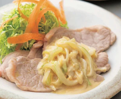 腸活をサポートする玉ねぎを合わせて「みそヨーグルトしょうが焼き」