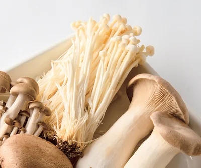 えのきで歯ごたえが出て、食物繊維もぐんと増量。ほかのきのこに変えて作っても！