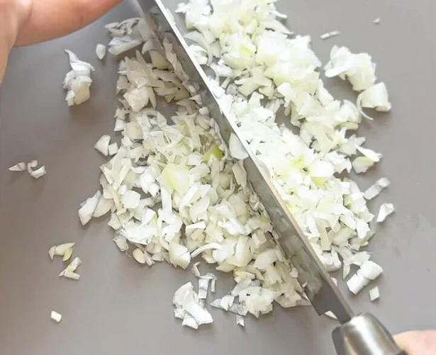 長ねぎをみじん切りにする▶長ねぎはどう使う?(⇒次へ)