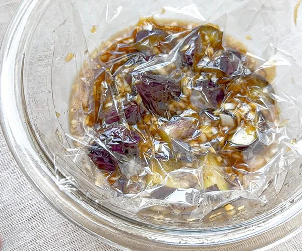 なすと調味料を混ぜ、落としラップをする▶あとは冷蔵庫で4時間ほど寝かせるだけ！（⇒次へ）