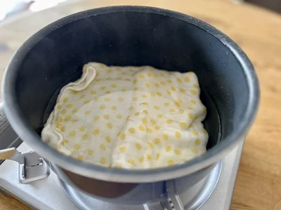 湯をはり、ふきんを敷く