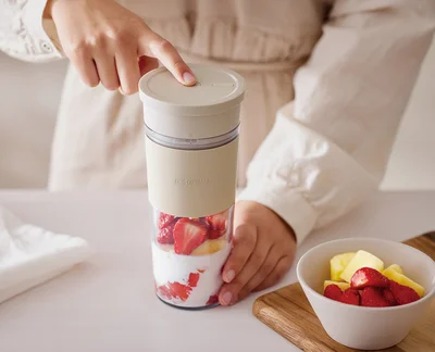「コードレスブレンダー」ならそのまま持って出かけられる！　小ささの極限がここに