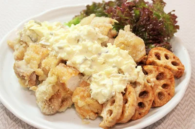 ザーサイがあとを引くタルタルソースをたっぷりと「揚げ鶏とれんこんの中華風タルタル」