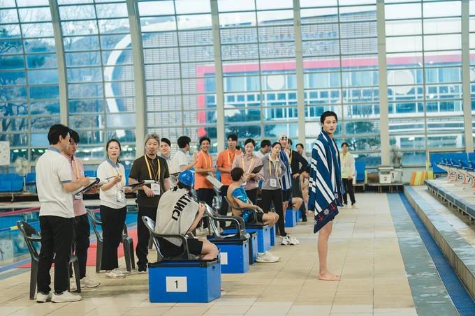 ソルは水泳の有力選手だった高校時代のソンジェを見つける