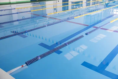 水泳選手だった学生時代のソンジェ。肩のケガが再発し水泳を引退することに…
