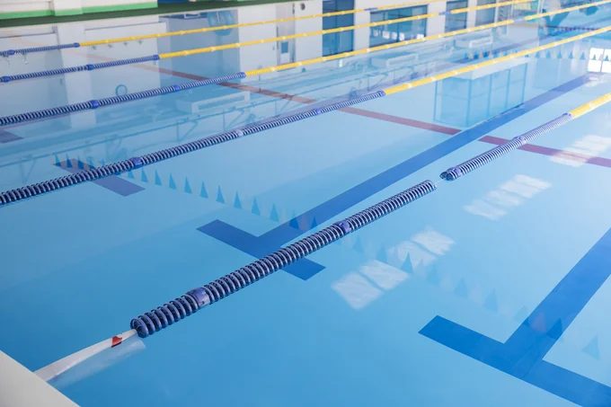 水泳選手だった学生時代のソンジェ。肩のケガが再発し水泳を引退することに…