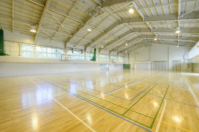 タイムリープしたことで、体育館でトレーニングするソンジェを見つめ、いつでも会えると喜ぶソル