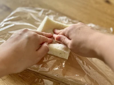 上下を返したら、真ん中を押して薄くする