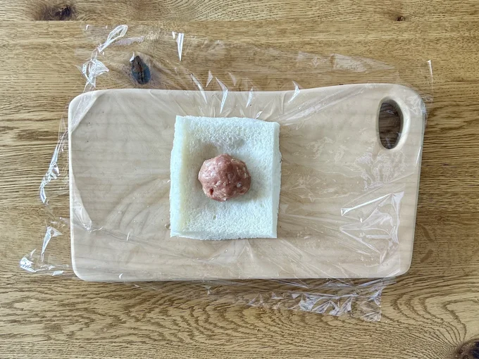 真ん中のくぼみに肉だねをのせる