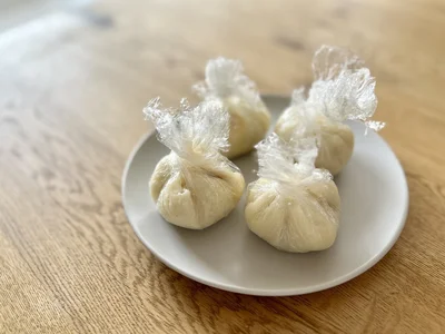 電子レンジで約4分加熱し、取り出して1分おく