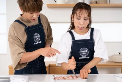みきママさんは勢いよくグサグサ！その大胆さに驚く小山さん。