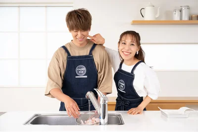 ほっぺをツン！ハイテンションの姉＆調子が狂う弟の構図にスタッフも大爆笑。▶次は小山さんの手ドアップ！「この子どもみたいな手！　持ち方がかわいいの」と姉みきママさん