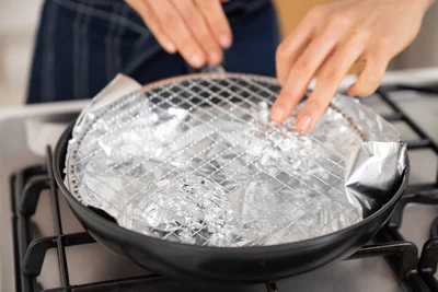 家にあるものと100均グッズで手作りの燻製器が完成！
