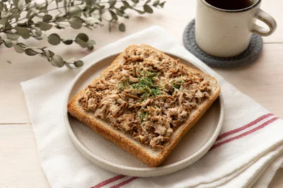 便秘対策におすすめ「ツナブラントースト ～塩麴風味～」