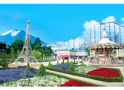噴水広場のガーデンではトリコロールカラーのサルビアが咲き誇ります