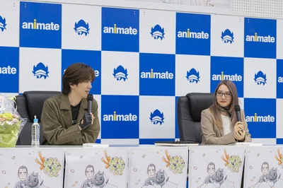 姉の影木栄貴さん（右）と弟のDAIGOさん（左）