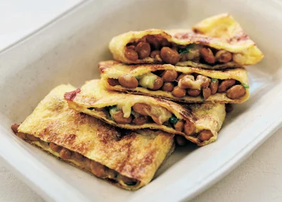 ピザ用チーズでカルシウム量アップ「油揚げの納豆焼き」