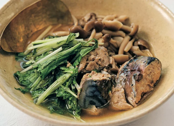 栄養素が詰まった缶汁も活用!「さば缶と水菜、しめじのさっと煮」