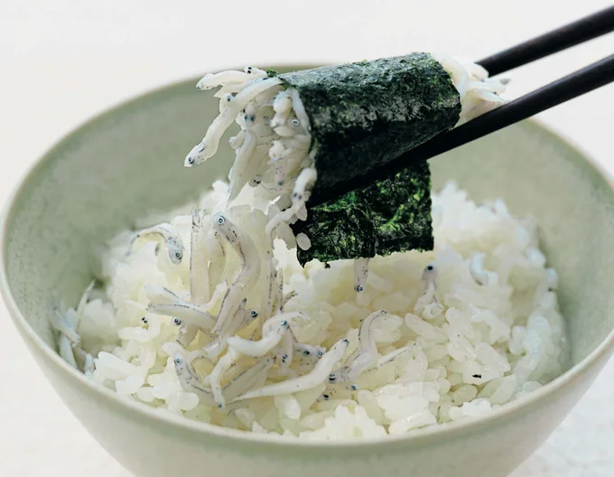 のりや海藻はそれ自体にカルシウムが含まれているだけでなく、マグネシウムも豊富