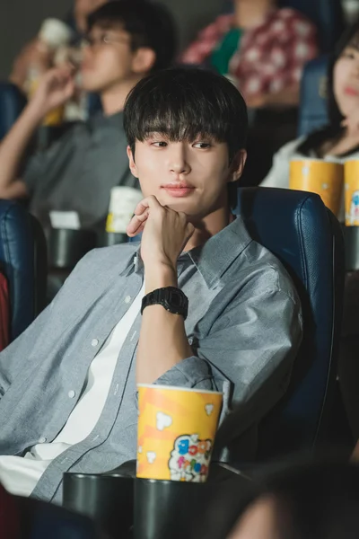 映画館に来てうれしそうなソンジェ