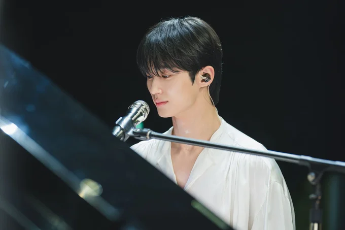 バンドのボーカル役を熱演し、プロ顔負けの歌声で視聴者を魅了