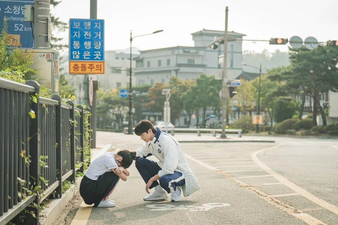 高校時代にタイムリープし、混乱するソル。そこにソンジェが通りかかって声をかける「おい…」