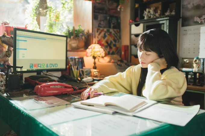母が営むビデオ店の店番をしながらうたた寝をするソル。このあとソンジェが…