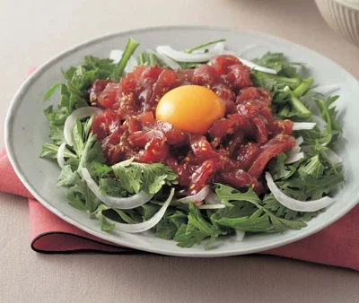 まぐろのユッケ風サラダは、ご飯にのせてどんぶりにするのもおすすめ