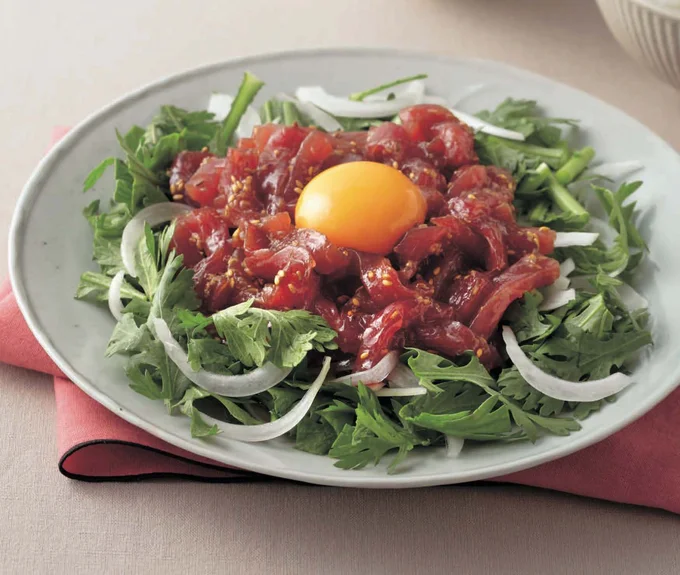 まぐろのユッケ風サラダは、ご飯にのせてどんぶりにするのもおすすめ