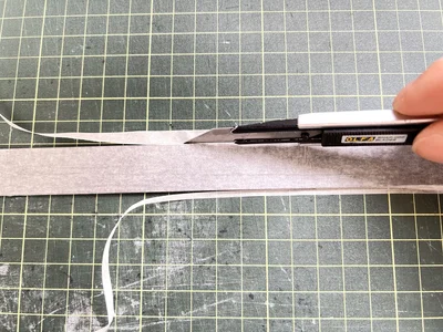 はみ出した部分をカッターで切ります