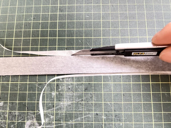 はみ出した部分をカッターで切ります