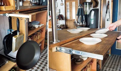【写真を見る】自家製キッチンカウンターに、引き出し用レールをつけてフライパン収納(左)＆作業台(右)に