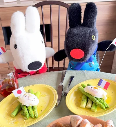 リサとガスパールが仲良くお料理姿がとってもキュート