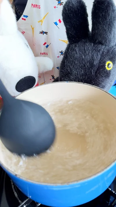 卵のまるい形を簡単にきれいに作るには、卵を熱湯に割り入れる前に、鍋のお湯をくるくるとかきまぜます