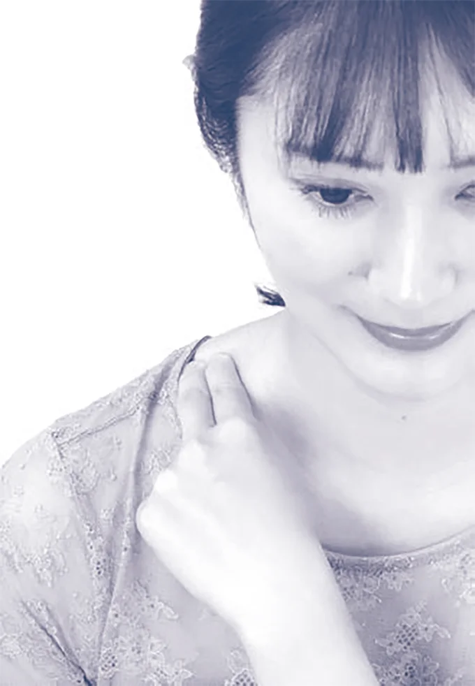 「肩井」首の付け根と肩先の骨をつないだ真ん中あたり、やや背中寄りにあります