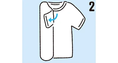 半袖の部分をしわにならない角度で矢印の方向に折り返す。