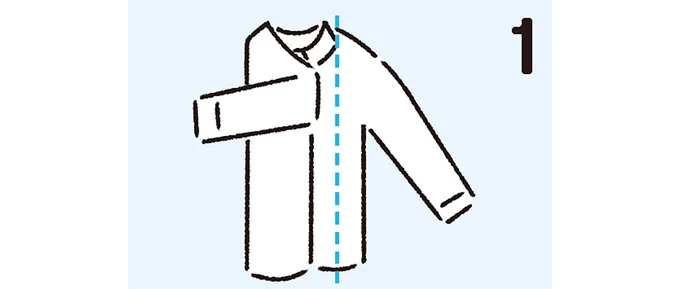 【長袖の洋服のたたみ方】半袖と同様に身頃の3分の1程度を内側に折って、袖を折り返す。