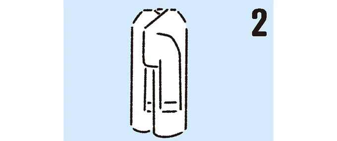 身頃に沿うように長袖を下に折り返し、反対側も同じようにたたむ。