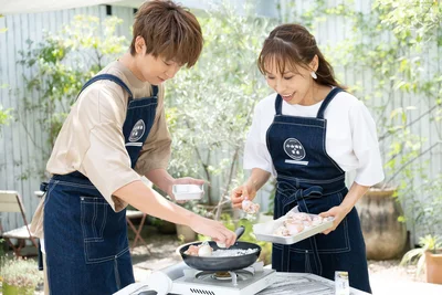 テンポよく交互に並べる2人。「はい！　はい！」の掛け声に「餅つきみたい」とスタッフは爆笑。