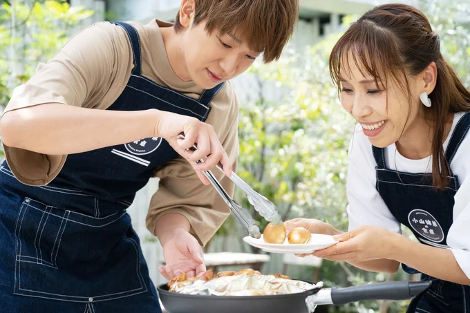 濃い色がついた卵を「うまそう!」と言いながら取り出す小山さん。