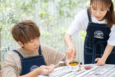カレー粉を豪快に入れるみきママさん。「バァーッ！」の効果音付きです。