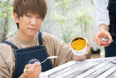 強烈なビジュアルに、味がちょっと心配(？)な小山さん。