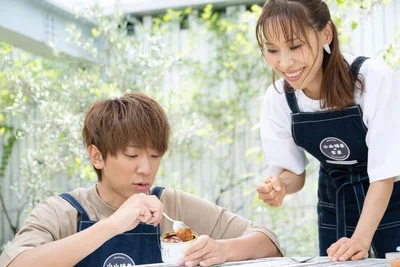 ゆっくりとかき混ぜる小山さん。すでにカレーのいい香りが…。