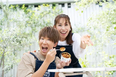 完成を喜ぶポーズ。姉・みきママさんにつられて小山さんもこの表情！
