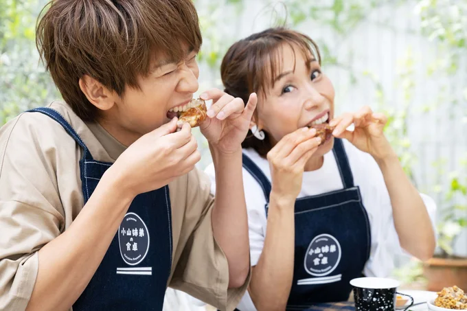 「お肉を横からこうやって…」とみきママさん。小山さんもワイルドにかぶりつく!
