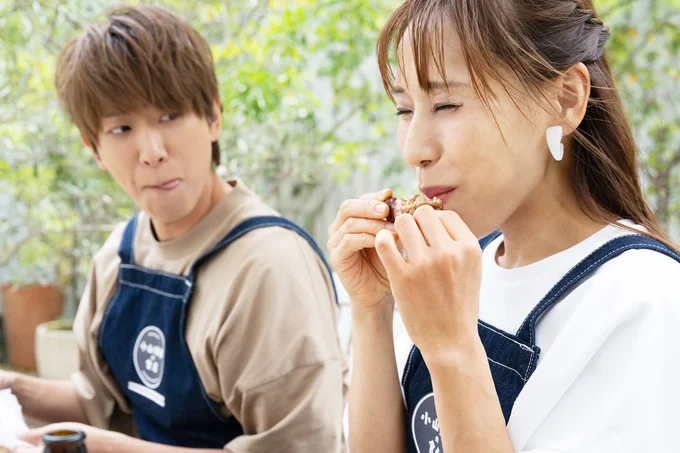 できたての燻製を味わうみきママさん。隣の小山さんは舌をペロリ。